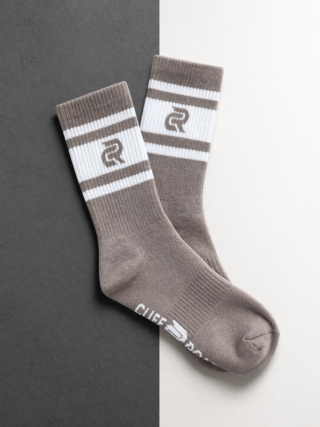 Socks in the color Sombra